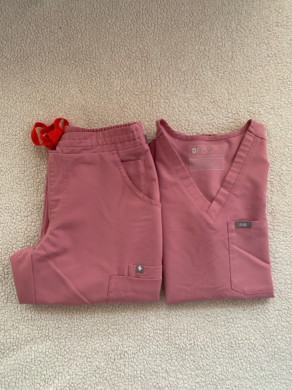 Figs Pink V‑Neck Scrub Top & Elastic Waist Pants XXS